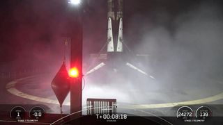 Черно-белая первая ступень ракеты SpaceX Falcon 9 на палубе корабля в море.