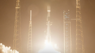 Изображение ракеты SpaceX, взлетающей в небо для запуска спутников Starlink