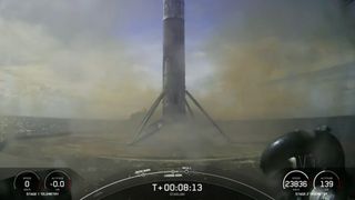 Черно-белая первая ступень ракеты SpaceX Falcon 9 на палубе корабль в море.