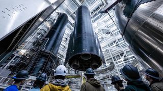 Разгонный блок SpaceX Космический корабль Starship внутри ангара на объекте компании Starbase в Южном Техасе. SpaceX опубликовала эту фотографию на X 8 января 2025 года. class=