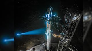 Серебристый корабль SpaceX Starship из нержавеющей стали собирается для запуска на площадке для полета 7.